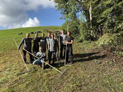 img-web-ueber-uns-pledge-1-moosbuur-team-im-wald